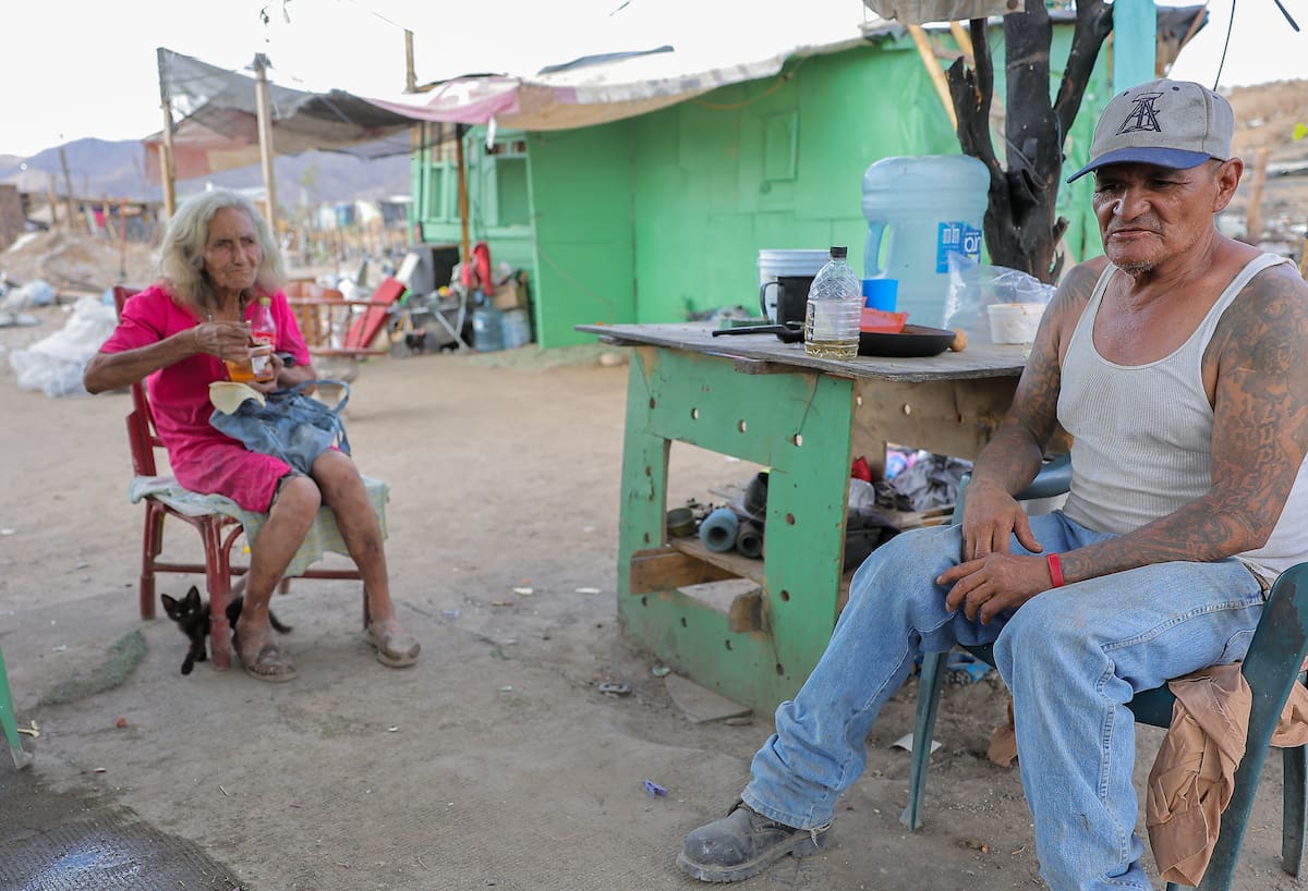 David Guerrero y su esposa Ana Ochoa prefieren pasar el día fuera de la vivienda para aguantar el calor.