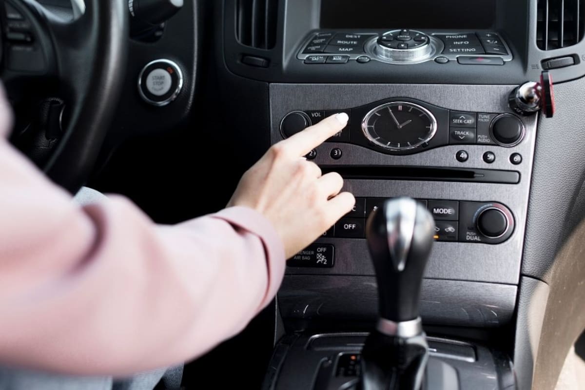 La psicología explica que quienes disminuyen la música al estacionar el carro no solo siguen una costumbre, sino que liberan su mente y mejoran la precisión visual