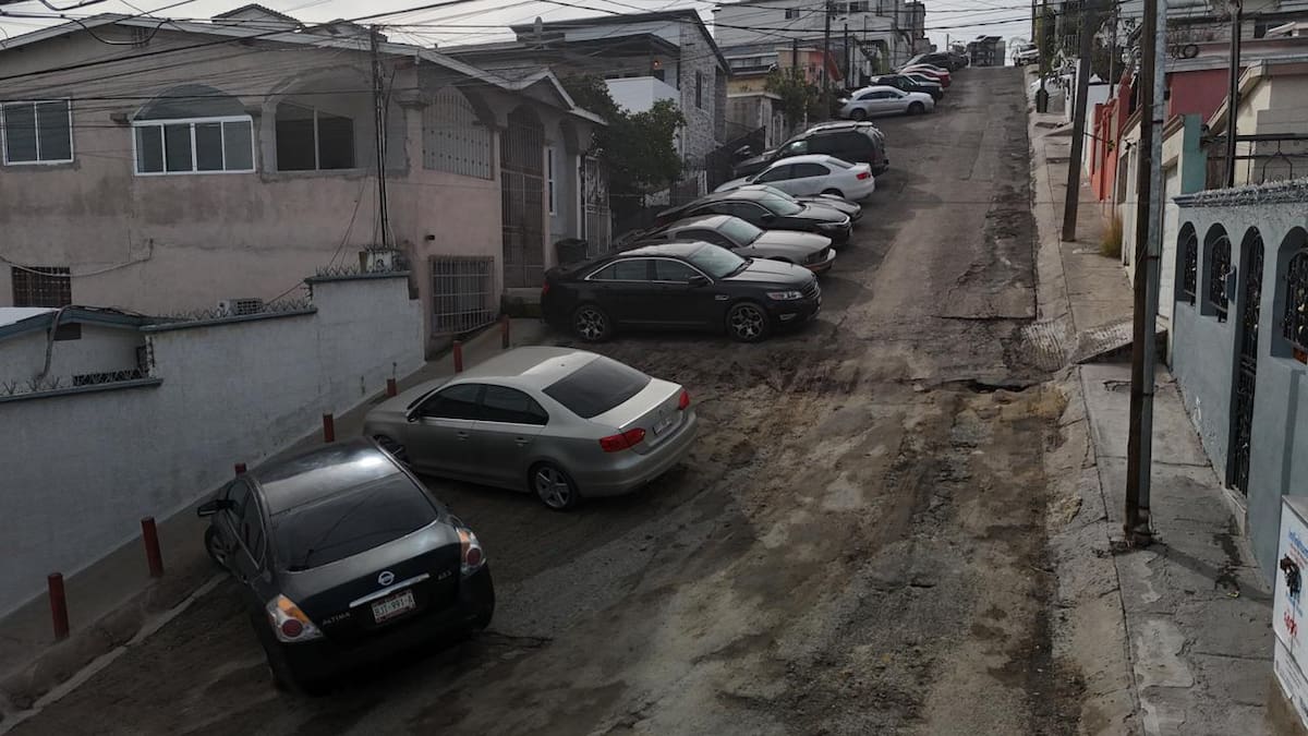 El hundimiento se ubica cerca de una medidor de agua y poco a poco se está haciendo profundo. Foto: Roberto Delgado