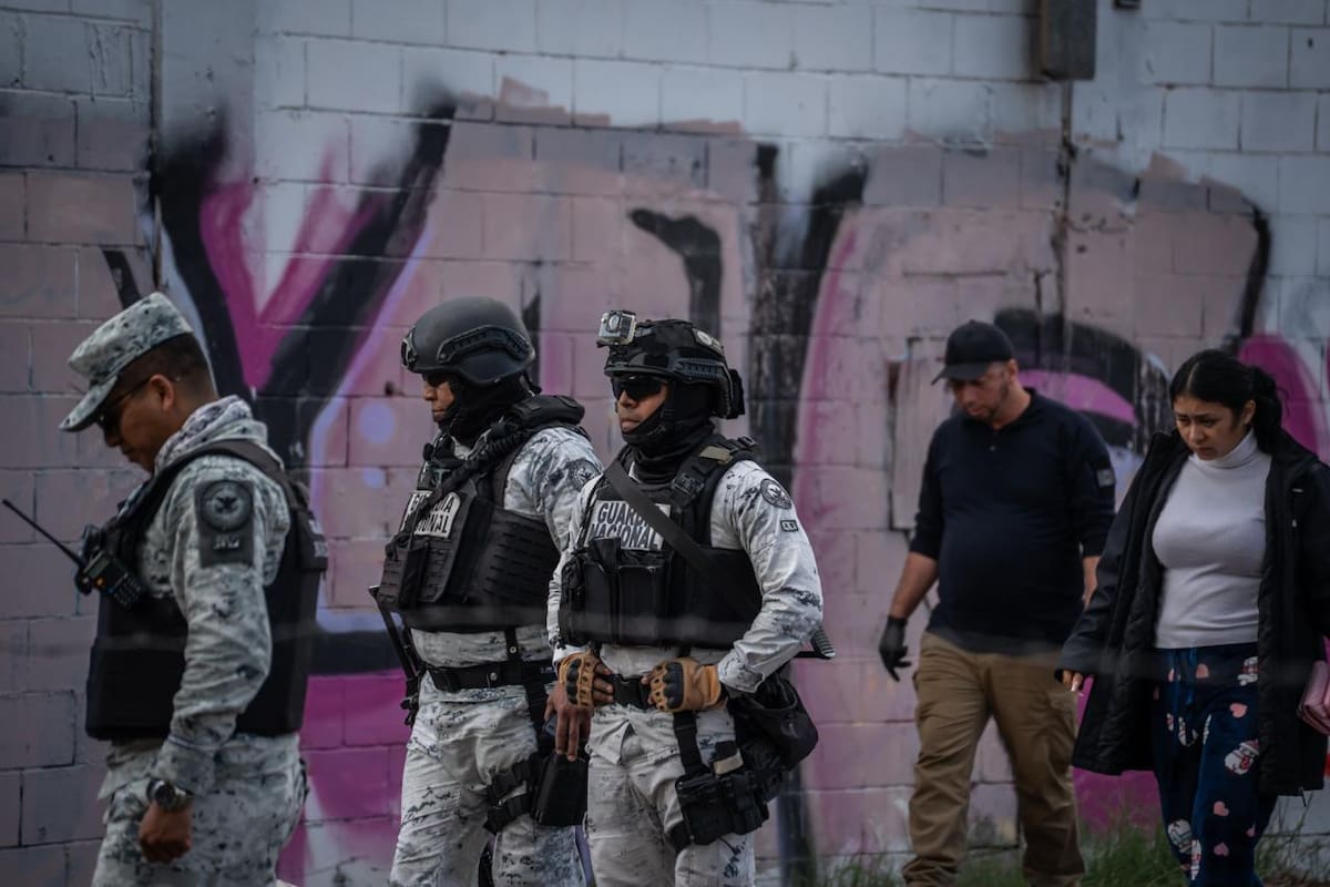 Elementos del Cuerpo de Bomberos realizaron la recuperación del cuerpo sin vida de un hombre entre árboles y abundante maleza, en la colonia Las Américas. Foto: Border Zoom