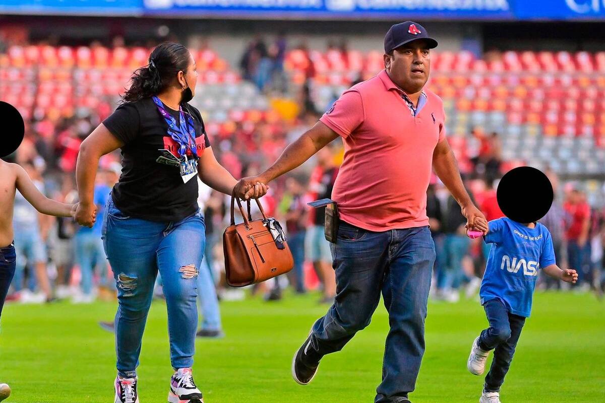 Fueron a un partido, terminaron protegiendo a sus familias: Las fotos más desgarradoras del Estadio Corregidora
