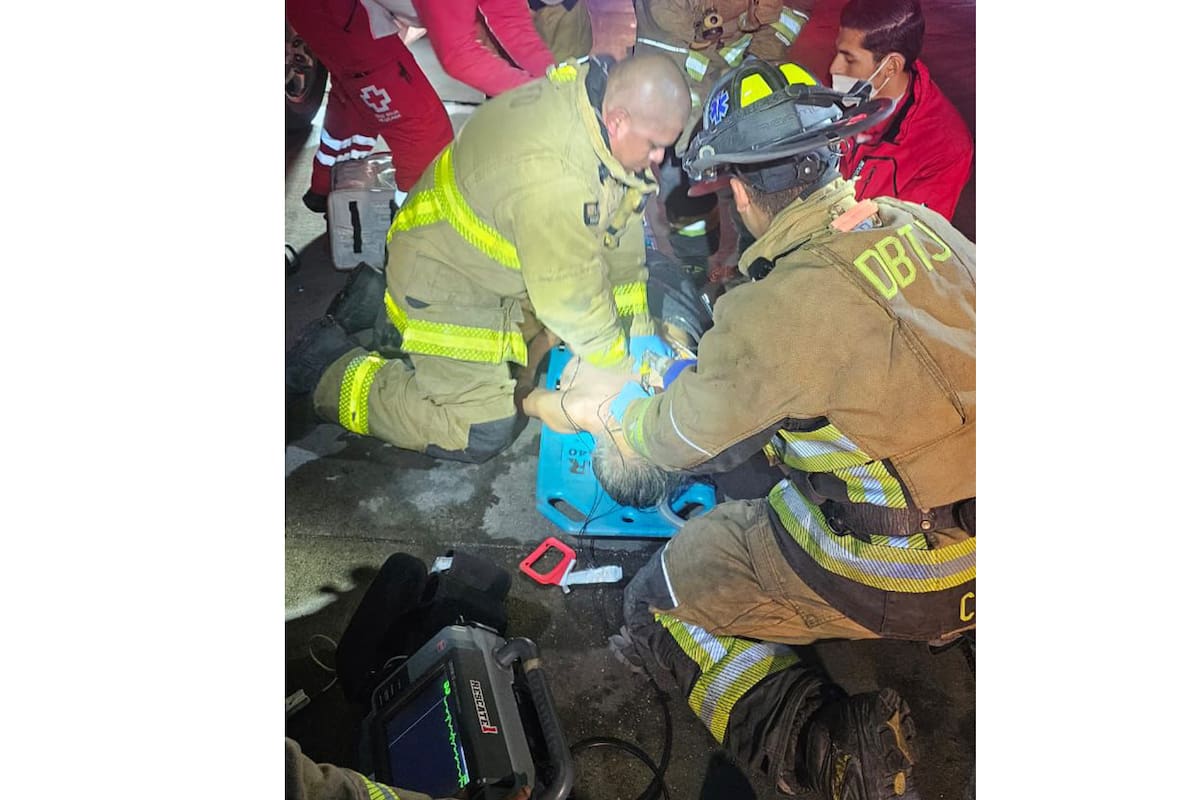Bomberos rescatan a adulta mayor de incendio en colonia Hipódromo