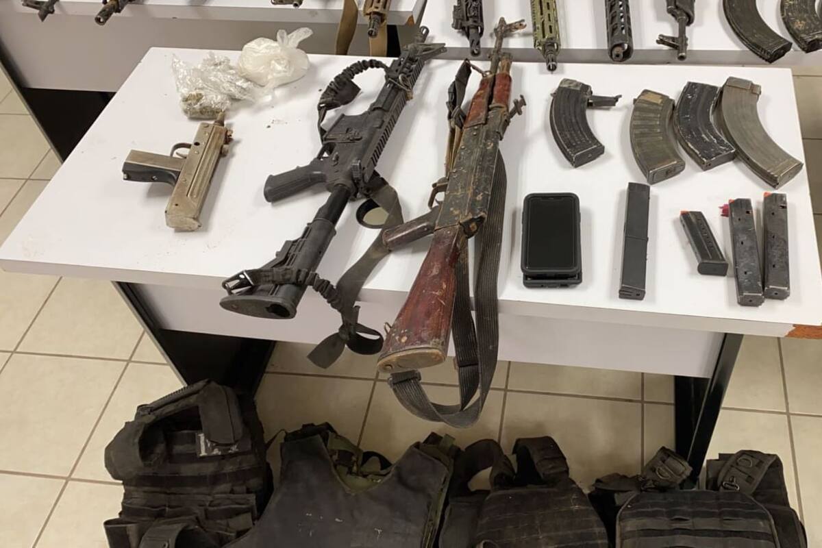 Aseguran arsenal de armas, drogas y autos blindados a dos hombres de Sinaloa en SLRC