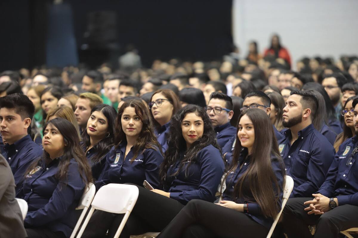 Desean mejores empleos y sueldos futuros egresados