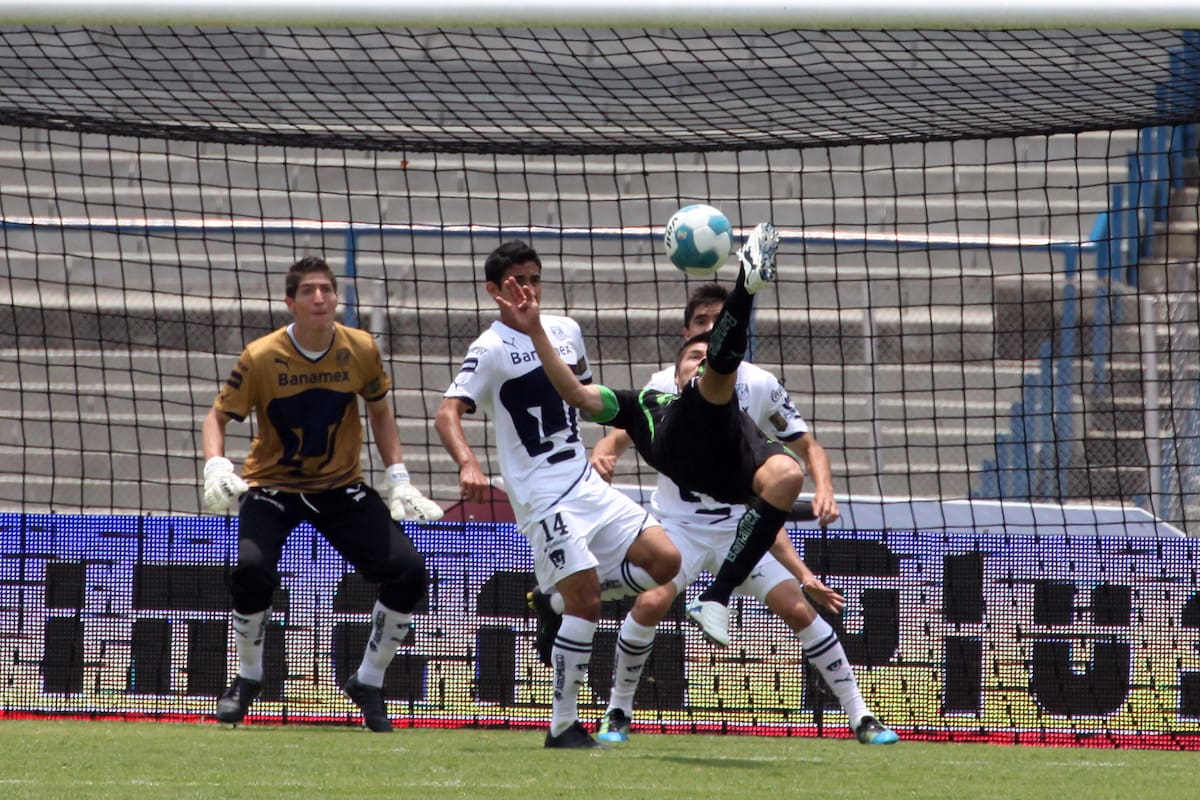 Apertura de México 2011, se realizó el encuentro entre los equipos de Pumas UNAM vs Santos, dio como resultado un marcador 1-1, en Ciudad Universitaria.