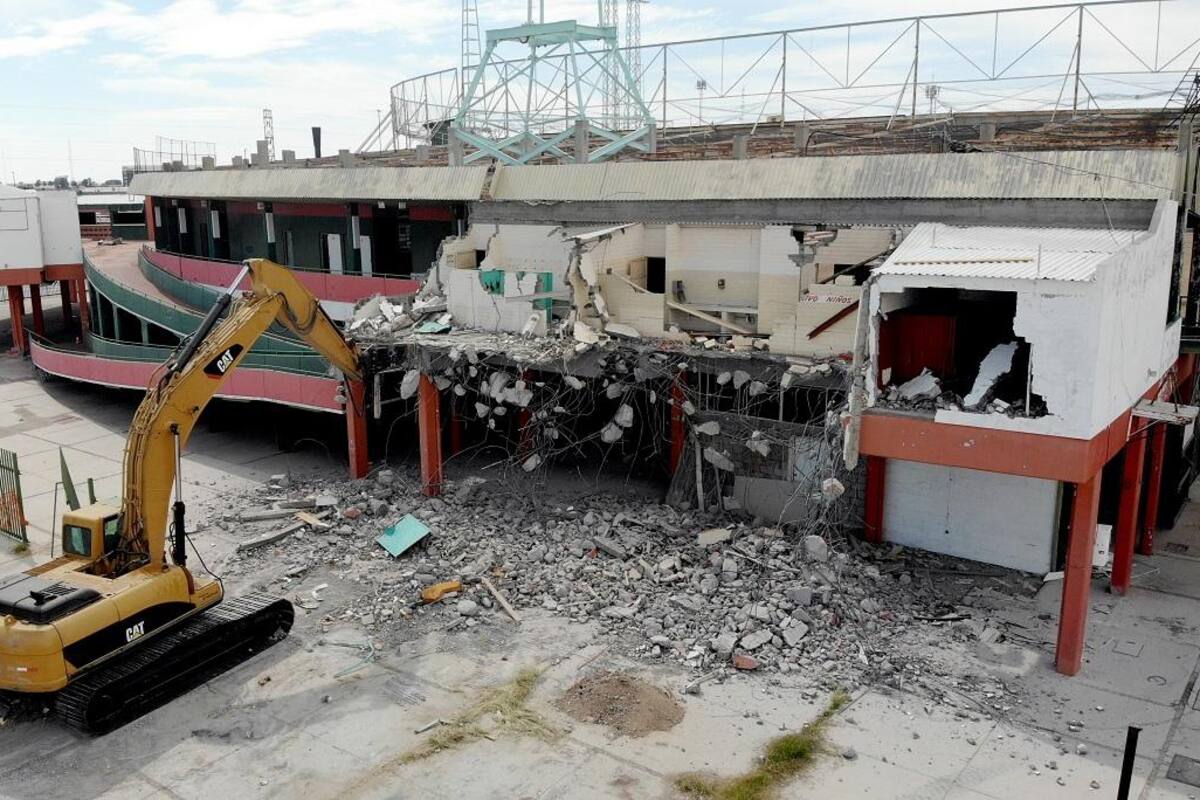VIDEO: Inician trabajos de demolición del Estadio Héctor Espino