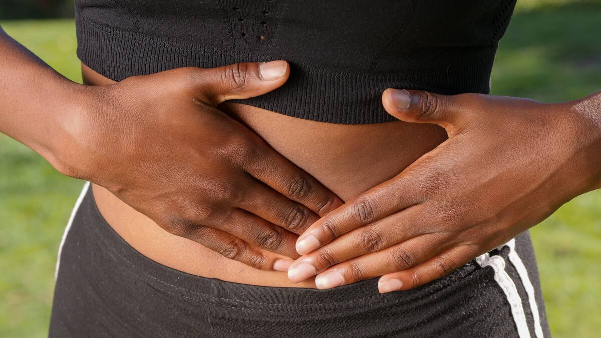 La diástasis abdominal es la separación de los músculos rectos del abdomen, causada por embarazo, cambios de peso, envejecimiento, esfuerzos físicos o ejercicios inadecuados/Foto: Canva
