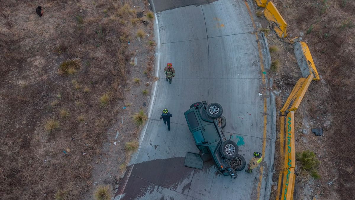 Una camioneta Jeep volcó en la rampa de acceso a Playas de Tijuana desde la carretera Escénica. Sus ocupantes resultaron ilesos y el tránsito fue desviado.
Fotos: Border Zoom.
