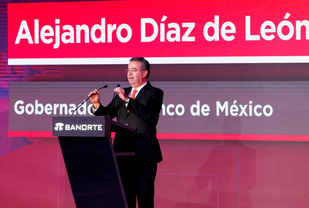 Fotografía de archivo fechada el 21 de agosto de 2019, que muestra al gobernador del Banco de México, Alejandro Díaz de León, durante su participación en un Foro Empresarial en Ciudad de México. EFE/José Méndez /Archivo