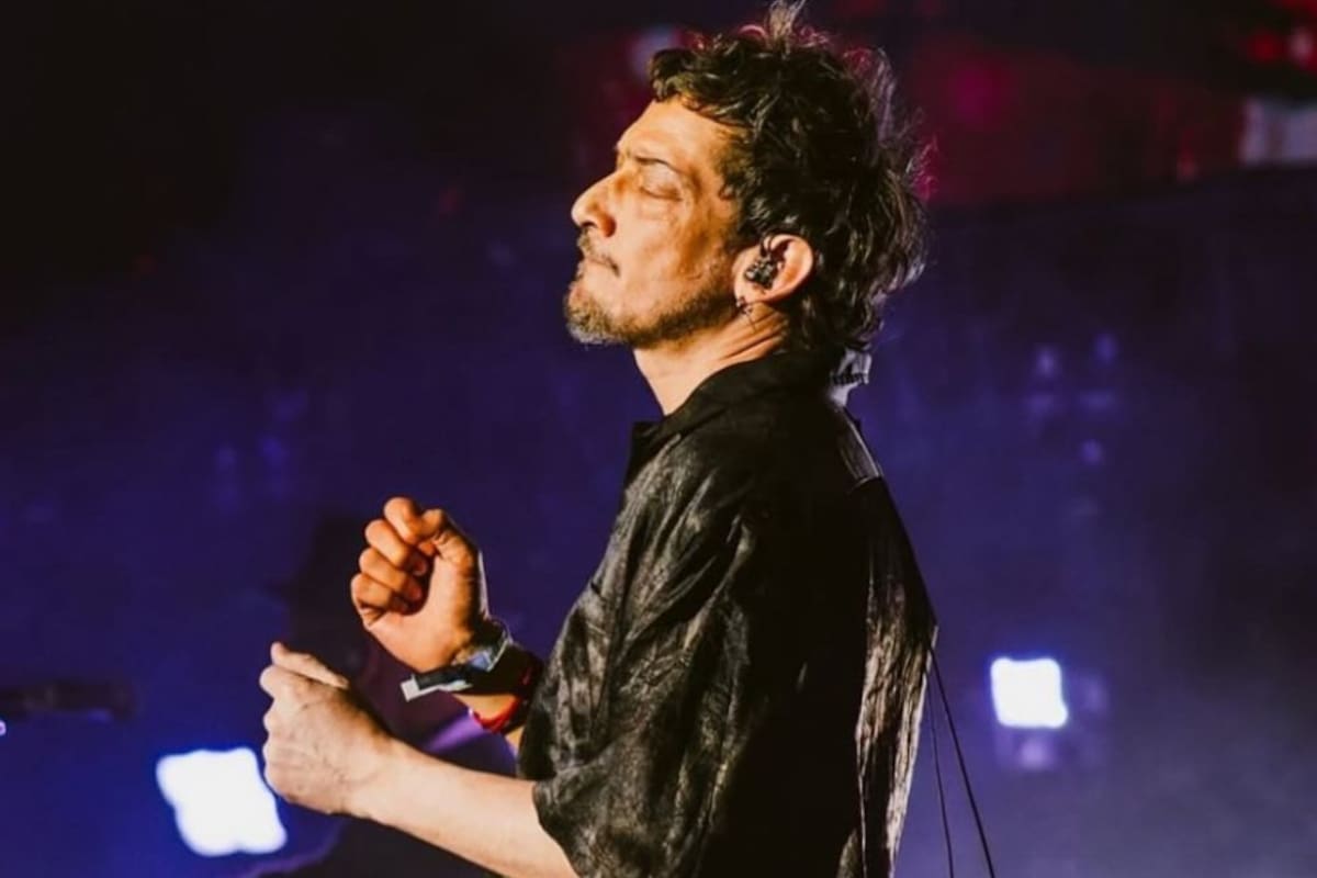 León Larregui denuncia que fue bajado de un avión tras quejarse del servicio