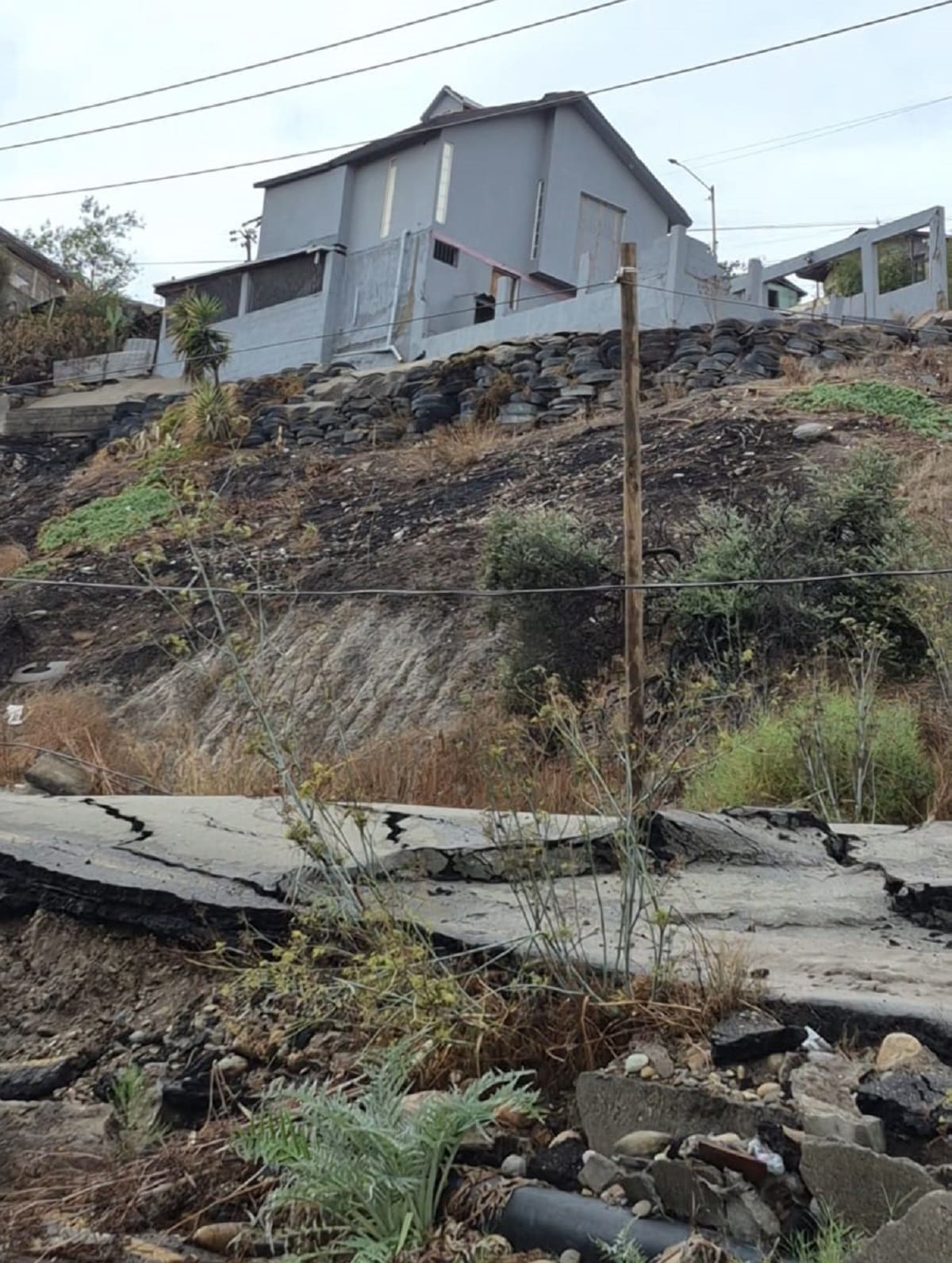 Vecinos de Sánchez Taboada habilitaron el restaurante Casa de Villa como refugio temporal ante el riesgo de nuevos deslaves. Foto: Khennia Reyes