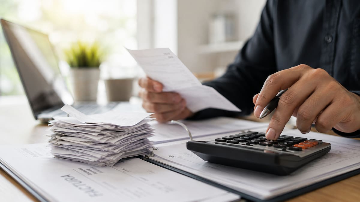 Los montos que superen los máximos establecidos por la autoridad fiscal, no serán considerados para deducción de gastos personales. | Foto: Generada con IA