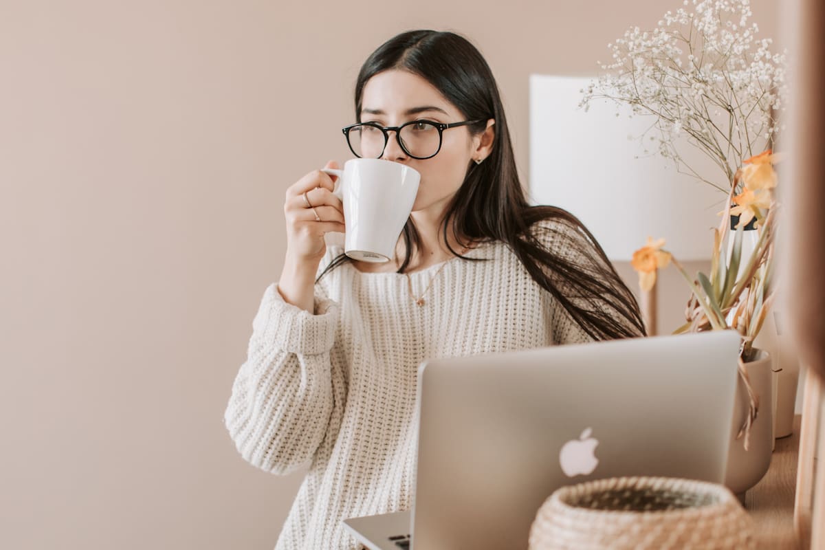 Cómo evitar que el café manche los dientes: cinco recomendaciones respaldadas por expertos