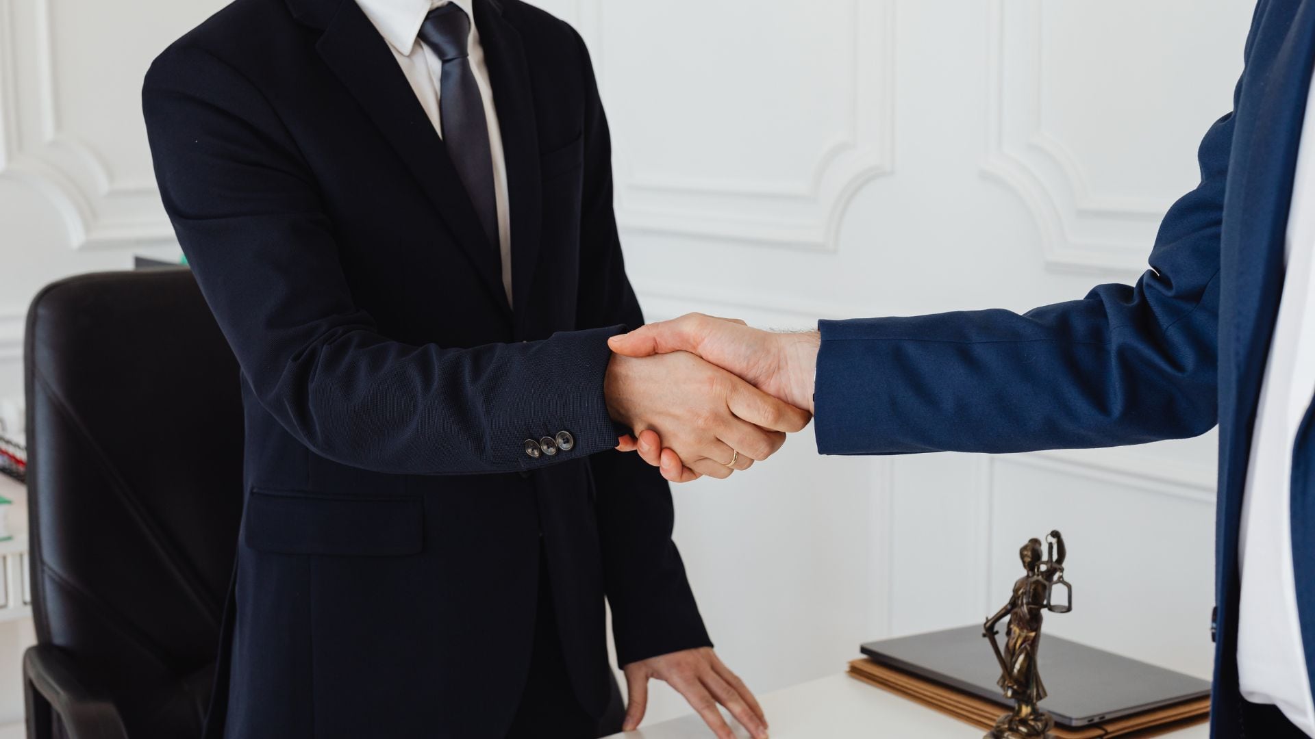 Un saludo cotidiano ayuda a generar confianza y favorece el sentido de pertenencia entre quienes comparten un mismo vecindario. Foto: Especial (canva)