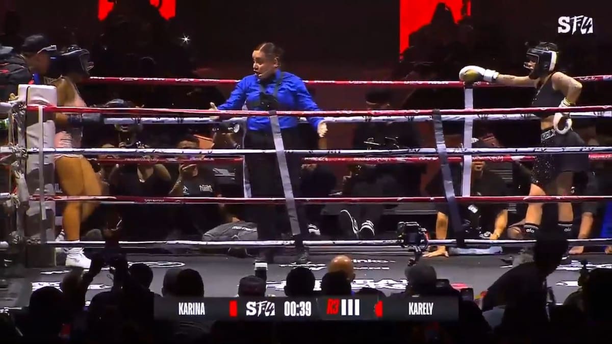 Tanto Karina García como Karely Ruiz se cansaron en plena pelea y se recargaron sobre las cuerdas para tomar un respiro. (Foto: Captura de pantalla)