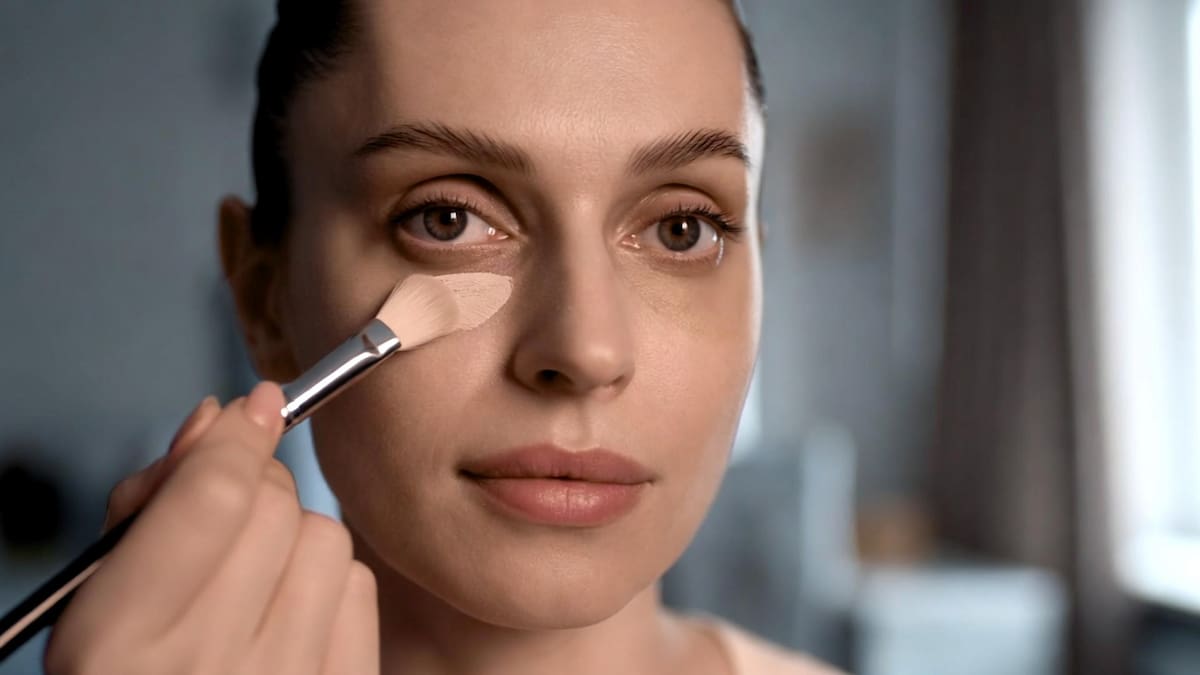 El tip del corrector invertido para ocultar ojeras profundas | Foto: Grok