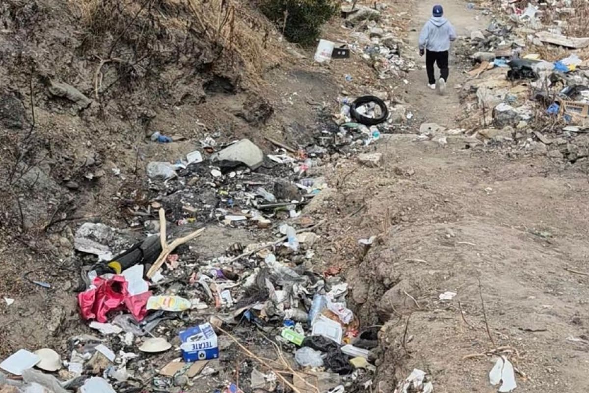 Basurero clandestino crece sobre obra inconclusa en Rosarito y se convierte en foco de inseguridad