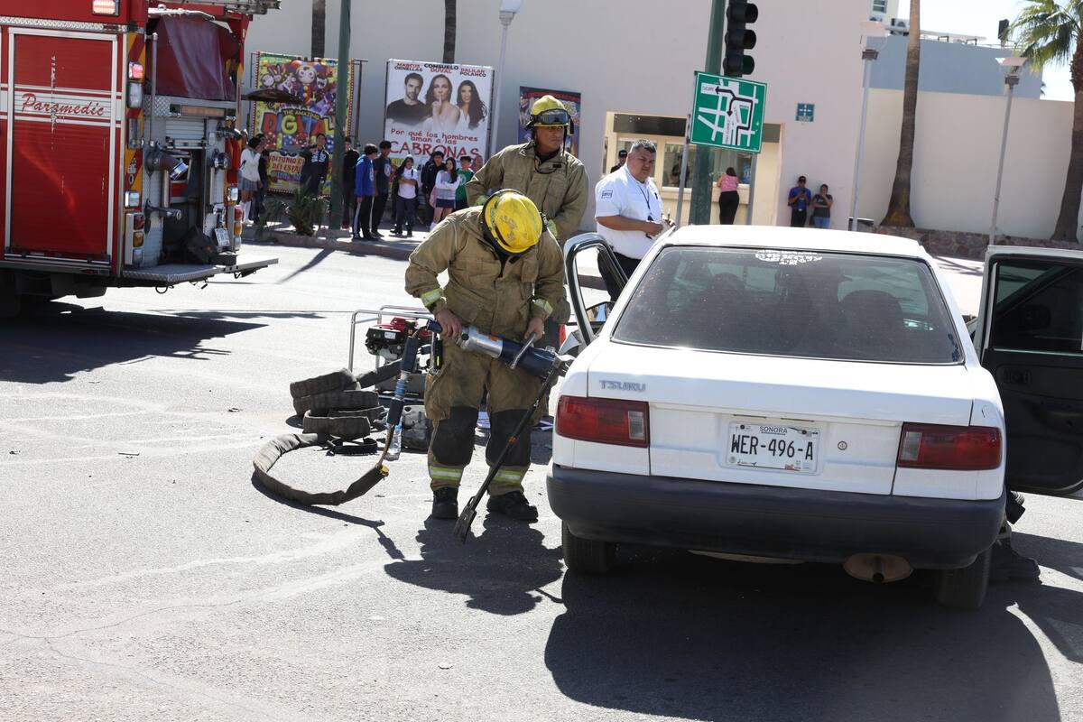 El conductor del carro Nissan, Tsuru, quedó por momentos inconsciente en el asiento del piloto y prensado con la puerta, debido a que ahí recibió el impacto | Foto: Teodoro Borbón