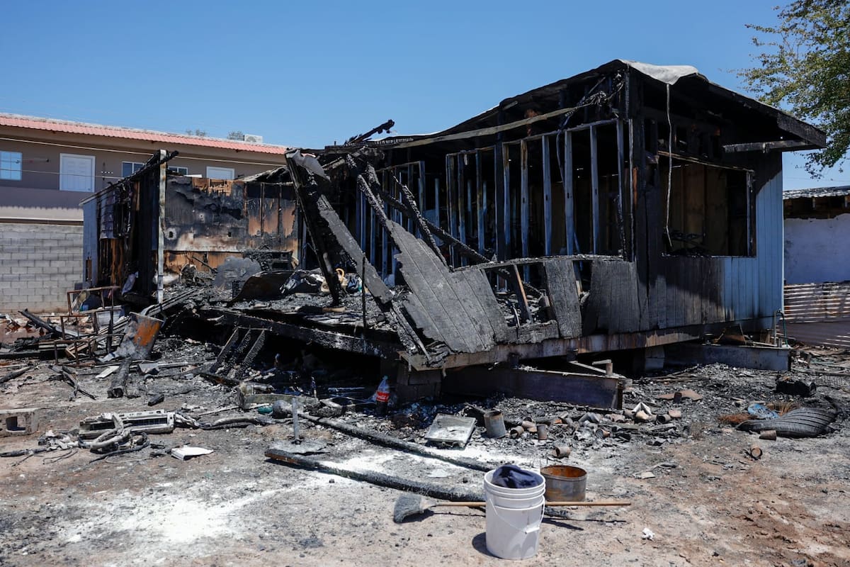 Voraz incendio consume traila en la colonia Guajardo
