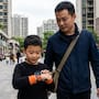 En China, muchos padres prefieren comprar a sus hijos un smartwatch en lugar de un celular porque pueden localizarlos, llamarlos y limitar su acceso a aplicaciones mientras los niños encuentran en estos relojes una red social propia