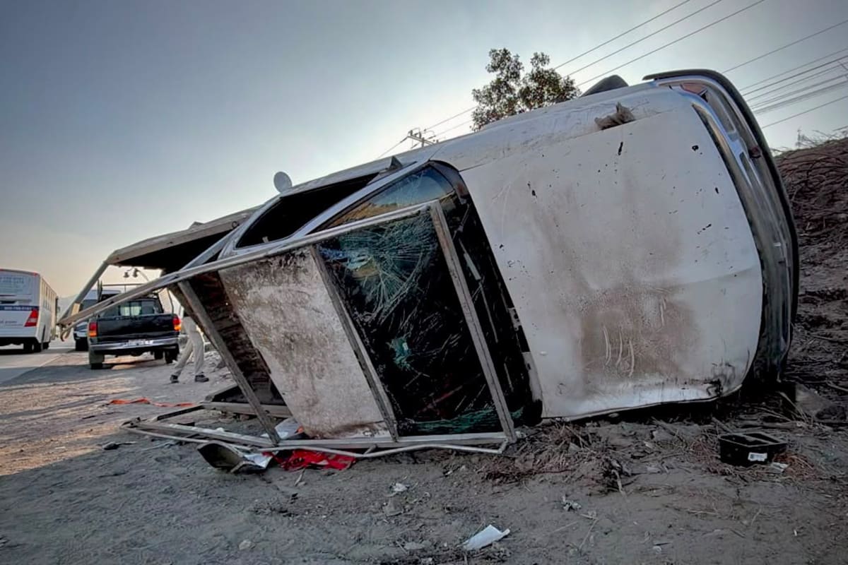 Choque entre pickup y transporte público termina en volcadura sobre el bulevar 2000