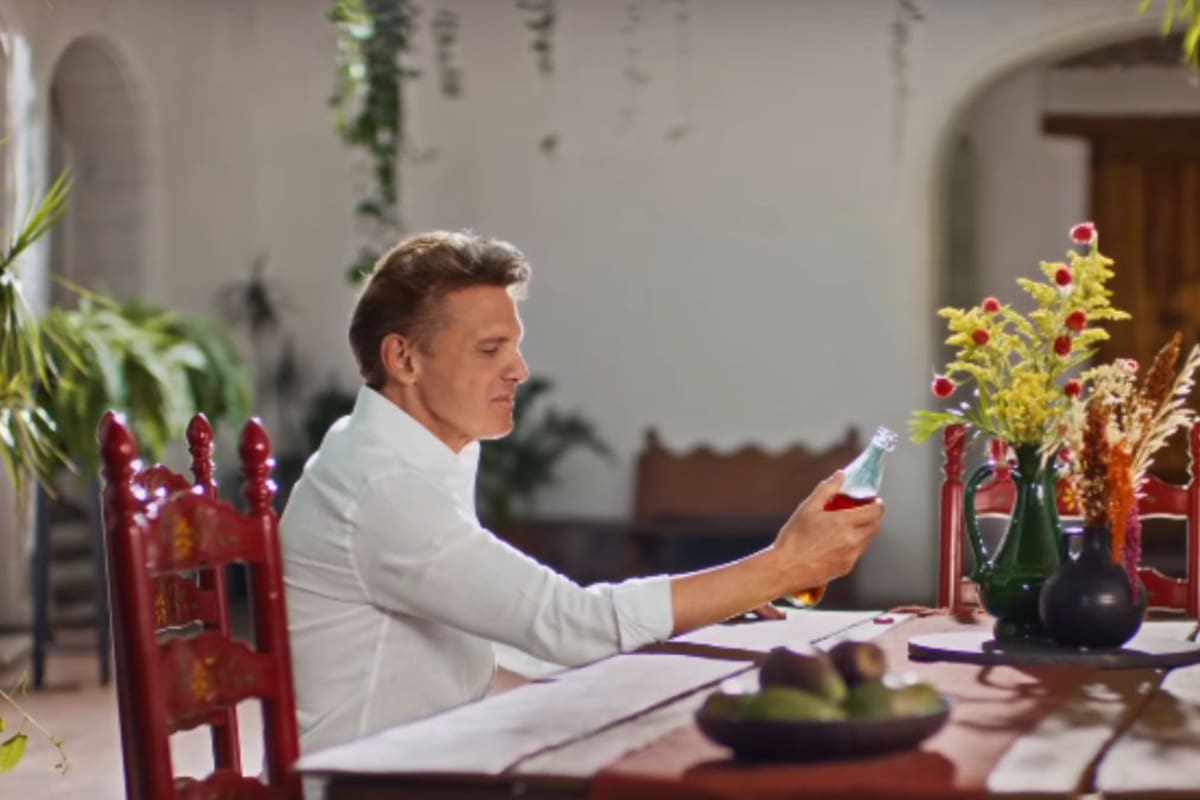 Luis Miguel reaparece con Coca-Cola y emociona a México con un homenaje por los 100 años de la marca