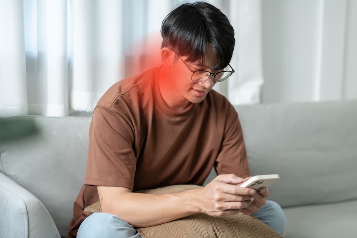 Dolor de cuello por uso del celular: por qué estirar no ayuda y qué hacer en su lugar