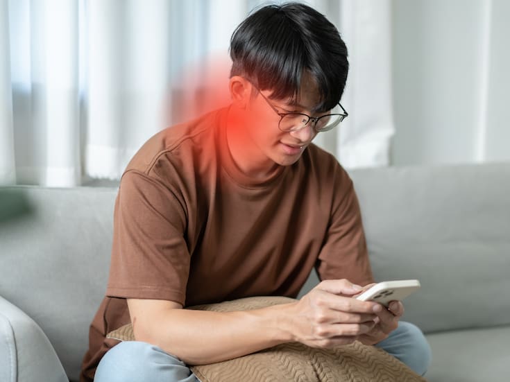 Dolor de cuello por uso del celular: por qué estirar no ayuda y qué hacer en su lugar