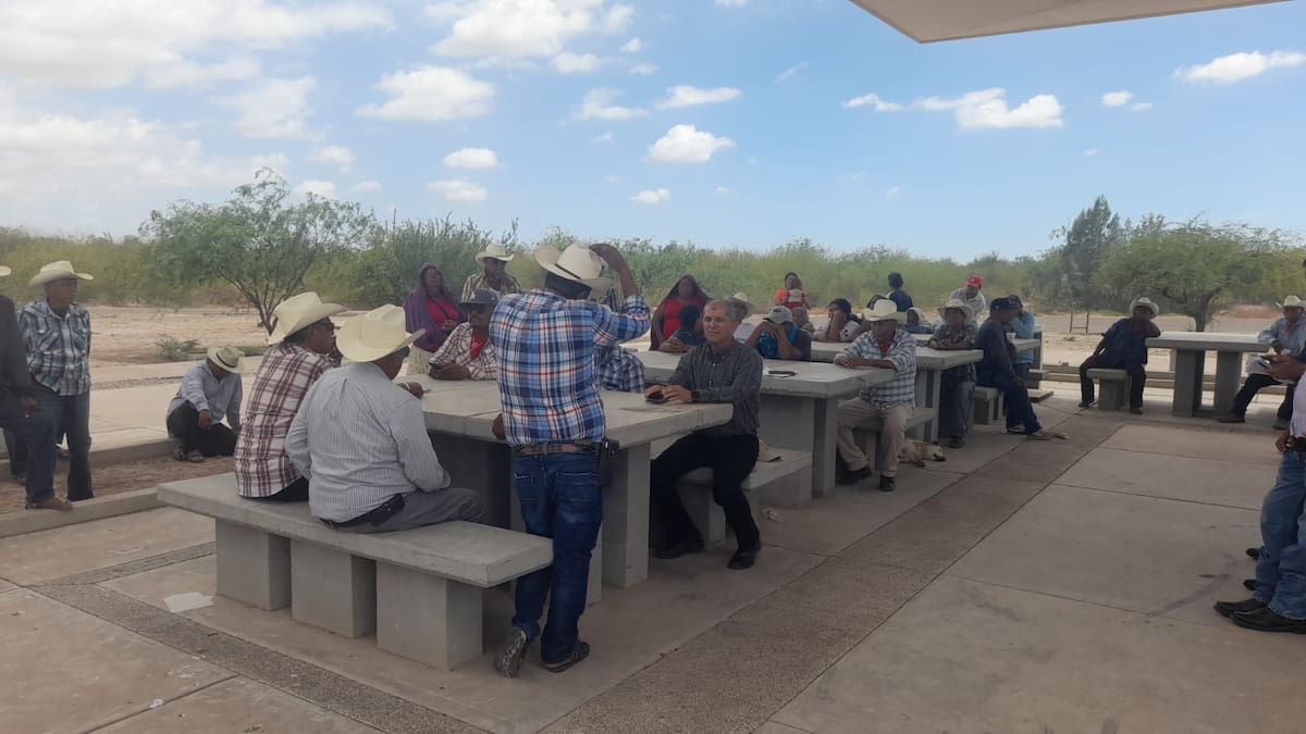 Integrantes de la etnia yaqui durante la reunión en el Danzante Yaqui para exponer sus demandas sobre agua y territorio. / Imagen por Mayra Echeverría.