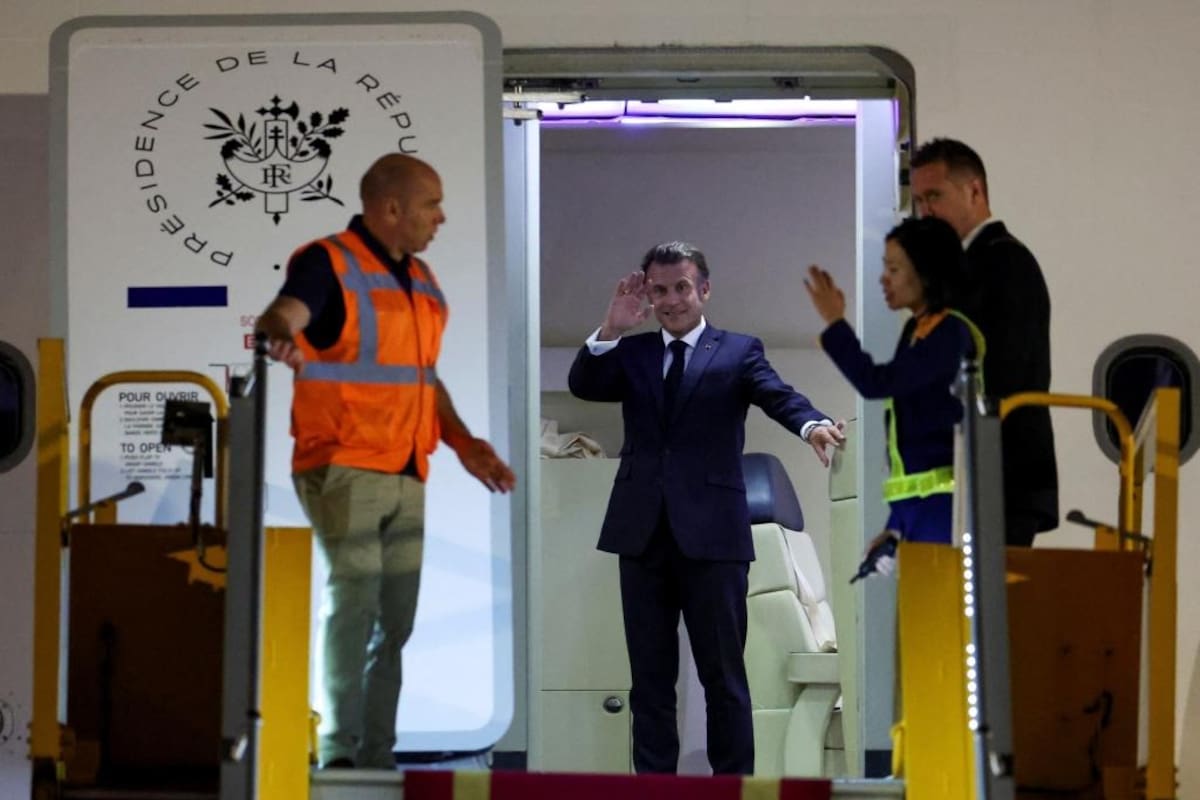 El presidente francés, Emmanuel Macron, restó importancia al incómodo momento captado en cámara. | Crédito: REUTERS