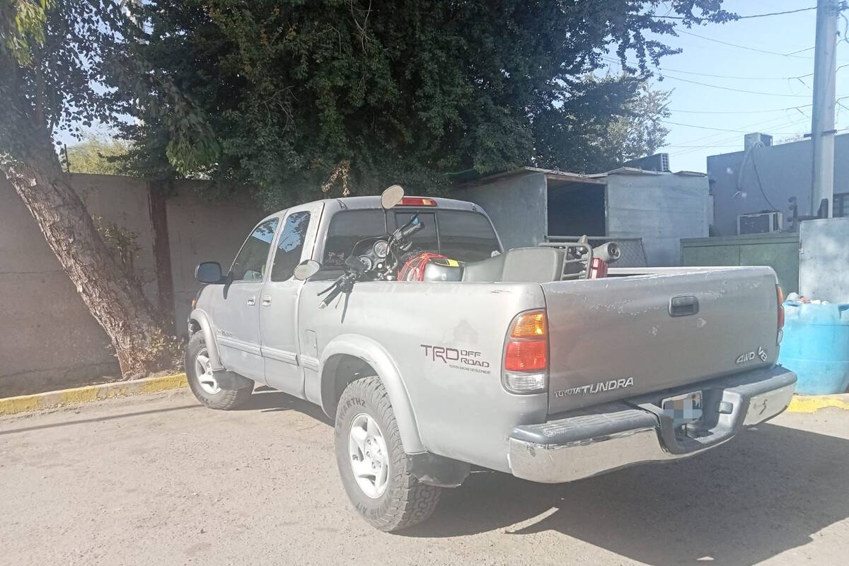 En camioneta robada llevaba también una moto con reporte de robo