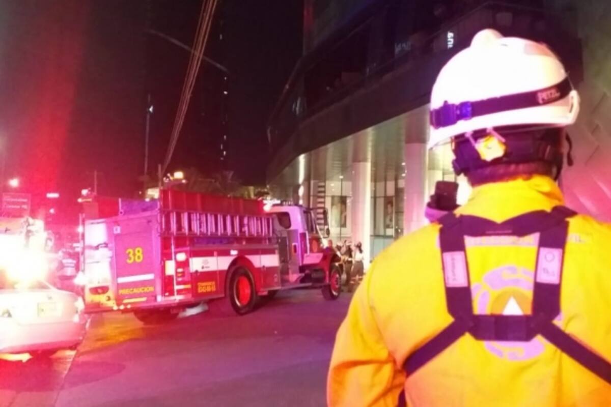 Desalojan a mil 600 personas tras incendio en establecimiento de Monterrey