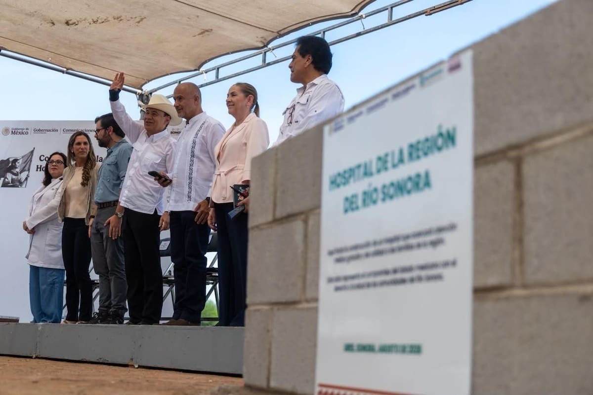 El gobernador Alfonso Durazo colocó la primera piedra del Hospital Regional del Río Sonora, que se construye en Ures y deberá concluir en abril de 2027. FOTO: ESPECIAL