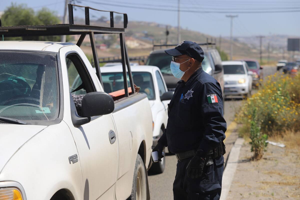Regresan a decenas de conductores que intentan ingresar a Rosarito