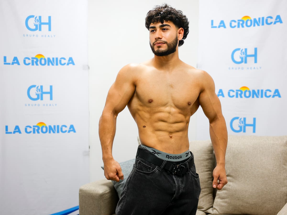 Brayan García posa durante una sesión fotográfica en Mexicali. El joven deportista dejó el fútbol para dedicarse al fisicoculturismo y actualmente se prepara para competir en el Olympia Natural 2026, en Colombia. (Fotos: Juan J. Morales)