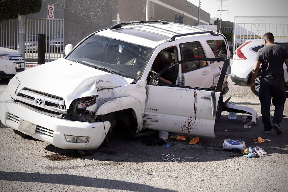 Fuerte accidente deja un lesionada en la colonia Baja Maq El Águila