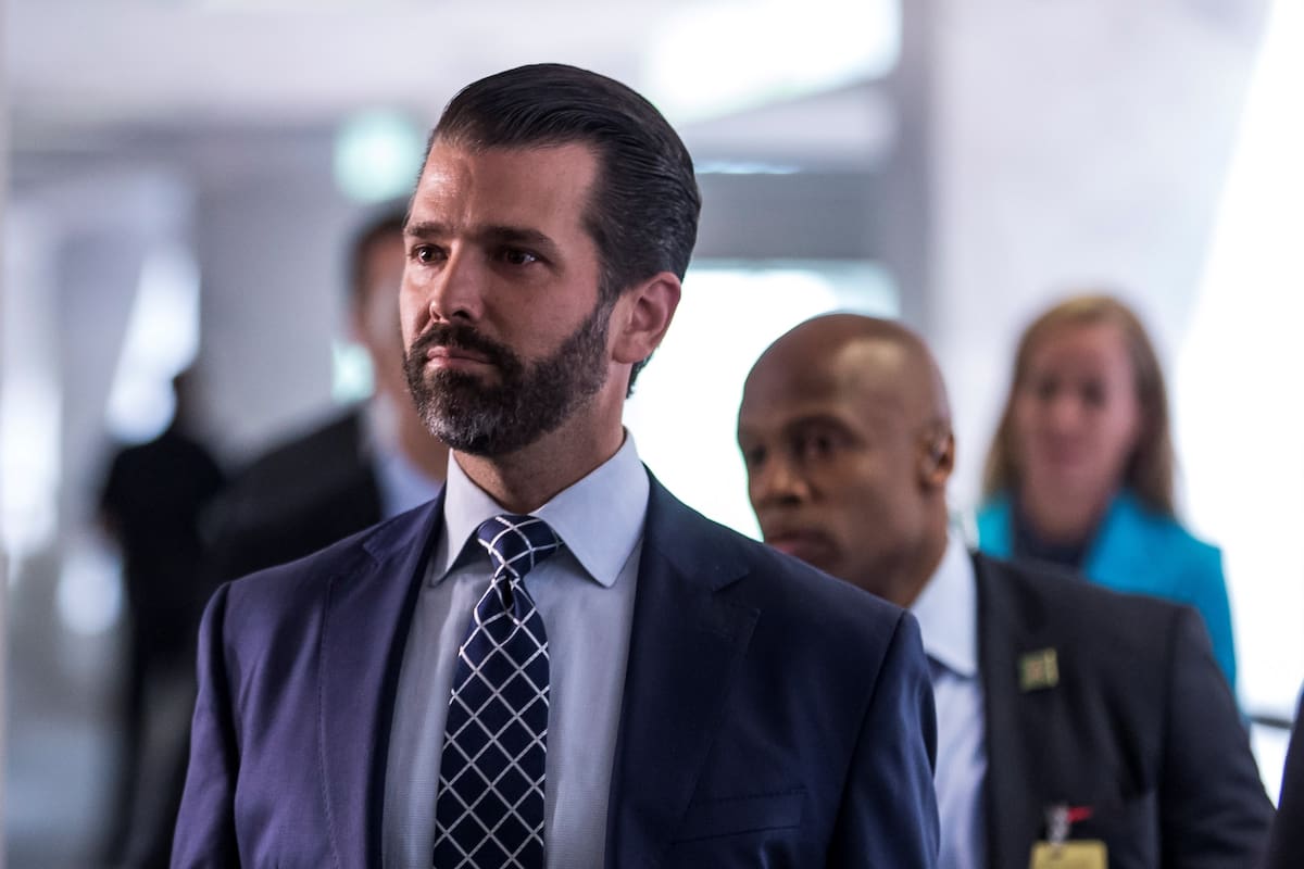 STX06. WASHINGTON (ESTADOS UNIDOS), 12/06/2019.- Donald Trump Junior (d), hijo del presidente estadounidense, Donald Trump, conversa con los medios tras su comparecencia a puerta cerrada ante el Comité de Inteligencia del Senado en el Capitolio, Washington D.C (Estados Unidos) este miércoles. La Cámara de Representantes aprobó este martes una resolución que autoriza a los comités del Congreso a emitir citaciones judiciales a funcionarios del Gobierno del presidente Donald Trump, como al fiscal general, William Barr, o el exabogado de la Casa Blanca, Don McGahn. EFE/ Zach Gibson