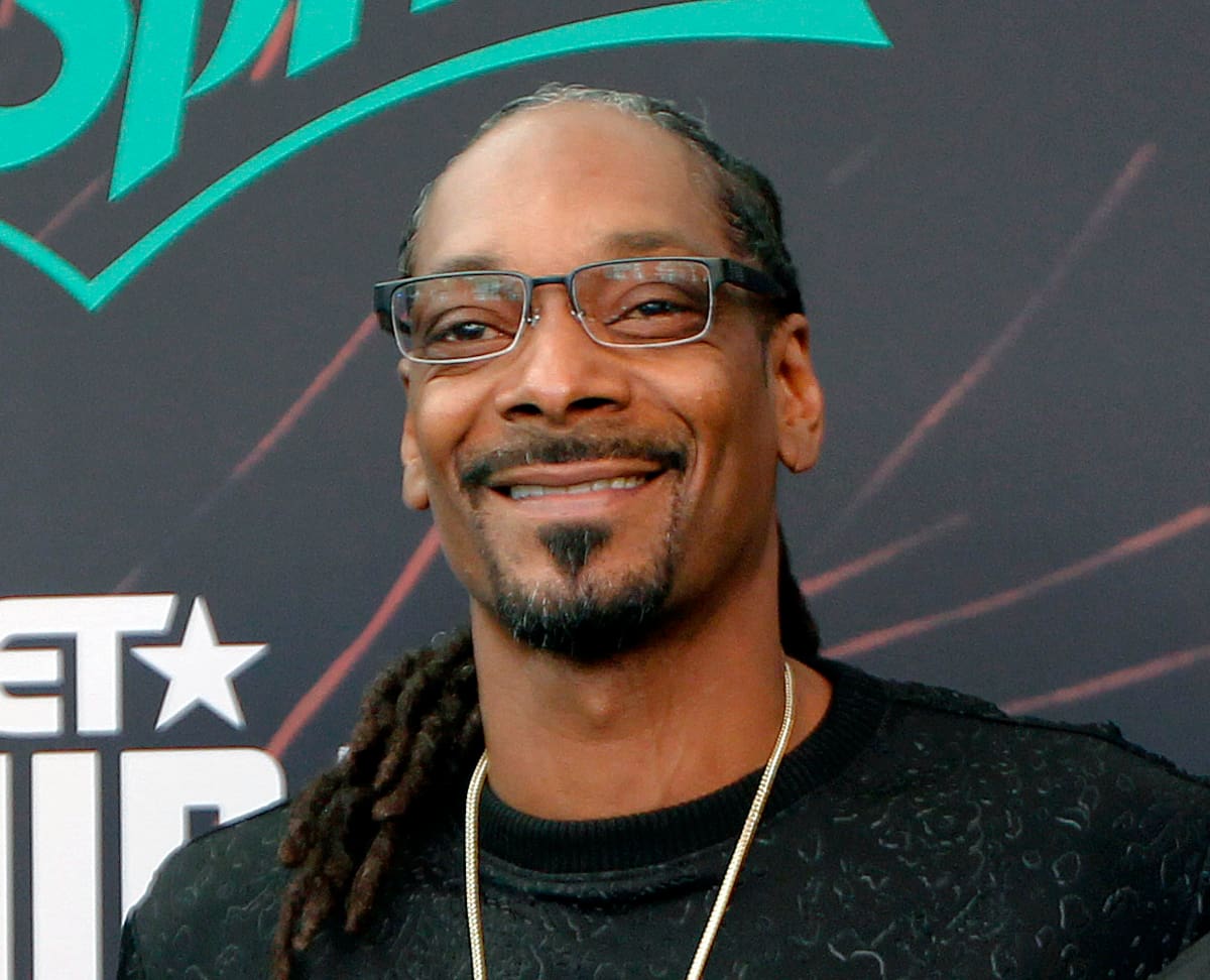En esta foto del 17 de septiembre de 2016, el rapero estadounidense Snoop Dog posa al llegar a los Premios BET de Hip Hop en Atlanta. (AP Foto/Tami Chappell, Archivo)