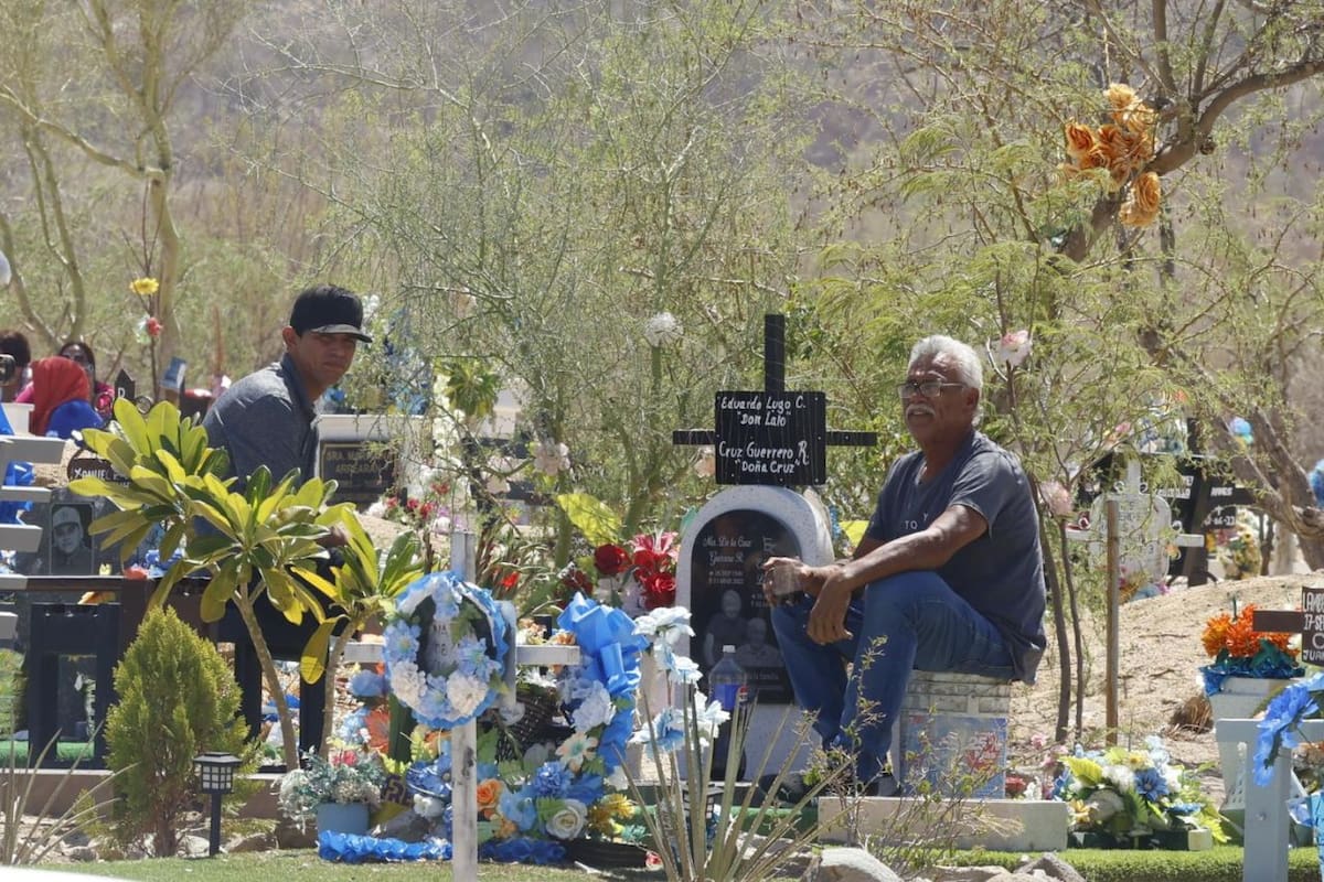 Visitan panteones para honrar a padres que ya no están con flores y buenos recuerdos en Hermosillo