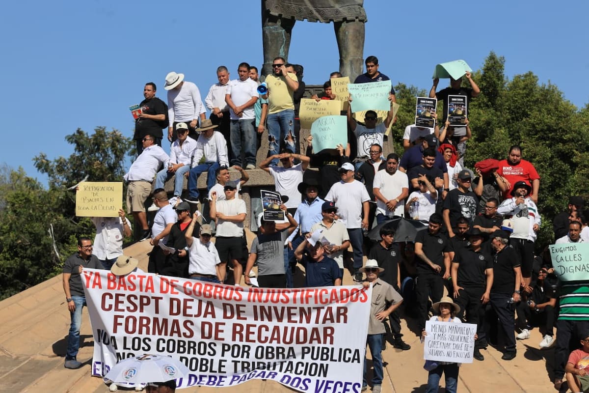 Vecinos de Tijuana se manifestaron en el Monumento Cuauhtémoc para exigir servicios básicos. Foto: Sergio Ortiz