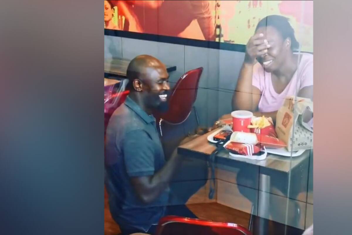 Le pide la mano en restaurante de pollo frito, empresas ofrecen patrocinar la boda