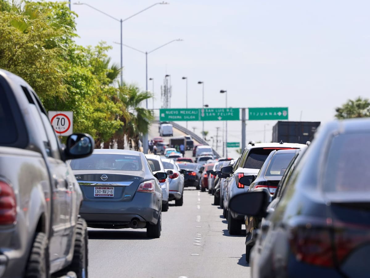 Un choque múltiple entre tres vehículos provocó daños materiales y largas filas en el Distribuidor Vial, sobre los bulevares Lázaro Cárdenas y Adolfo López Mateos. Foto: Juan J. Solano