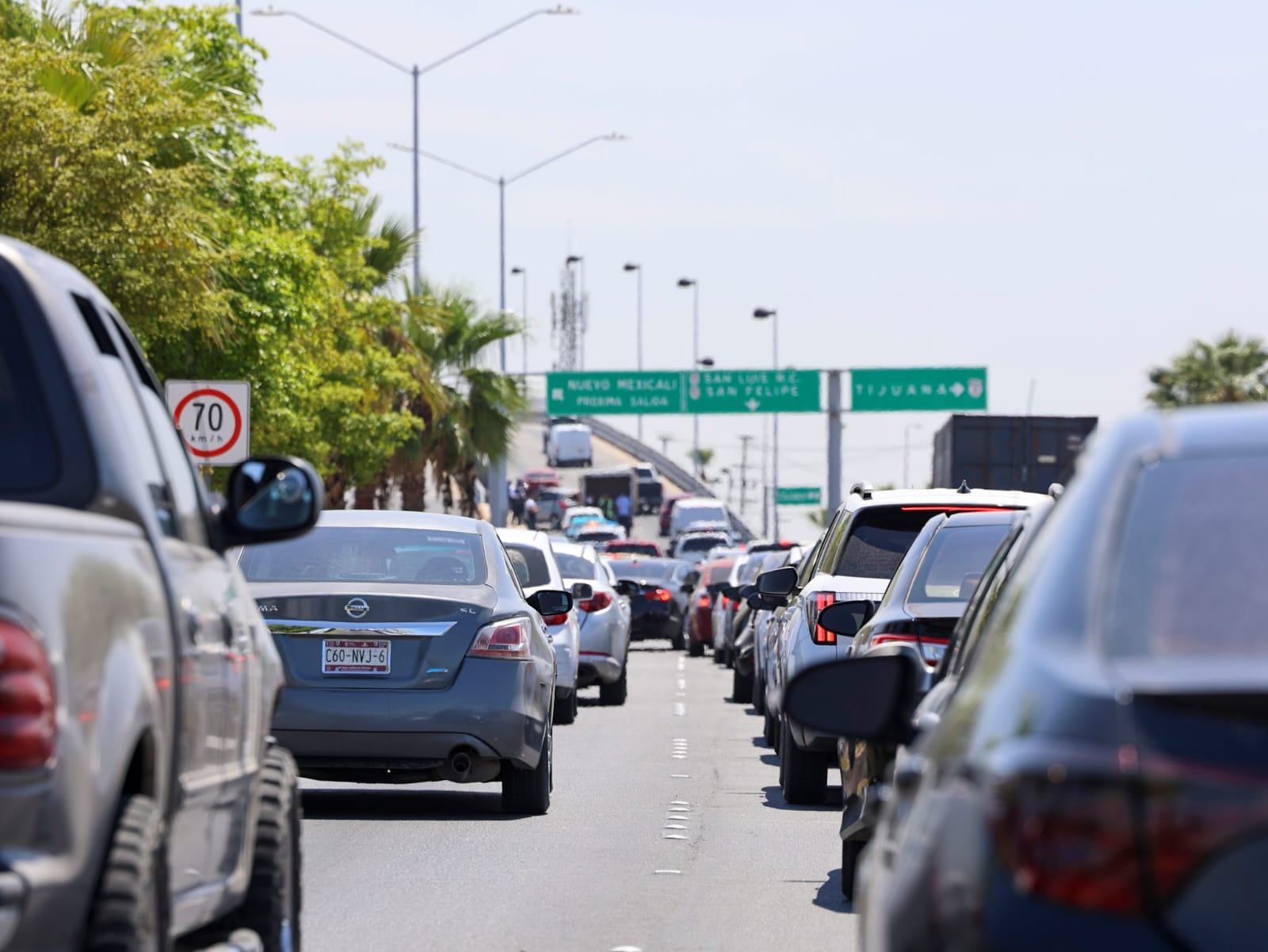 Un choque múltiple entre tres vehículos provocó daños materiales y largas filas en el Distribuidor Vial, sobre los bulevares Lázaro Cárdenas y Adolfo López Mateos. Foto: Juan J. Solano