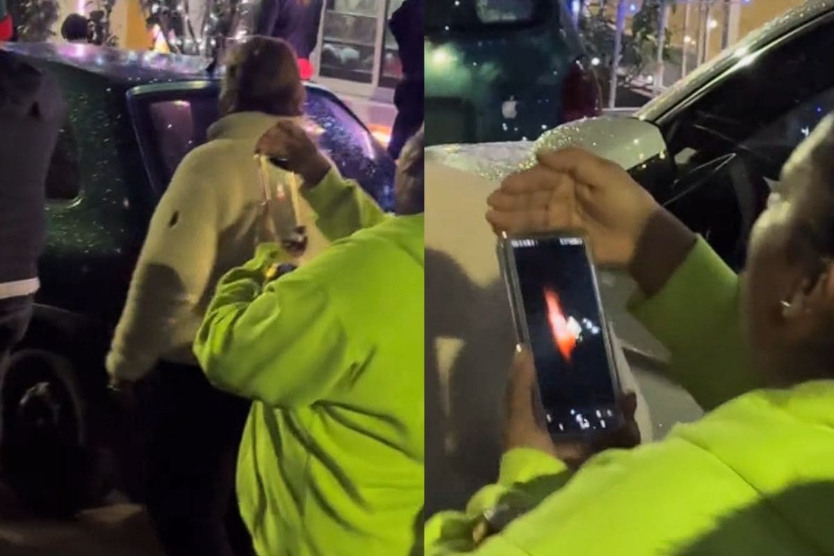 Con una vela en la pantalla de su celular, así se viralizó esta mujer durante el desfile de su posada