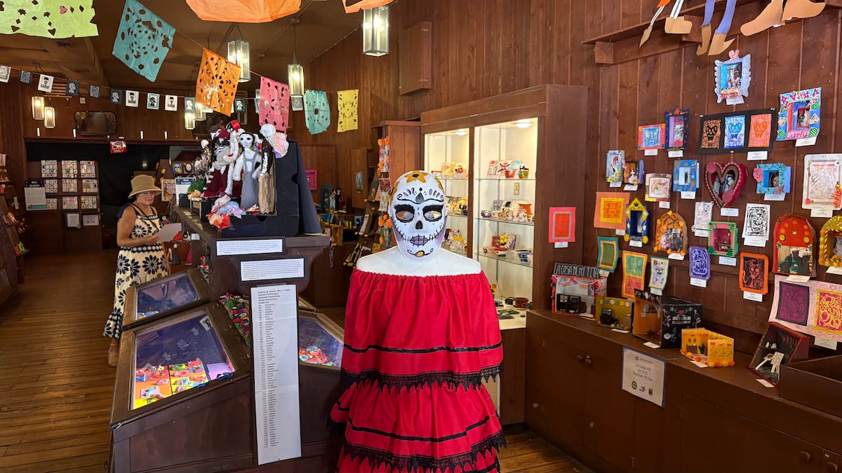 Estudiantes de San Diego exhiben altares y arte por el Día de Muertos en Old Town. Foto: Ana Gómez