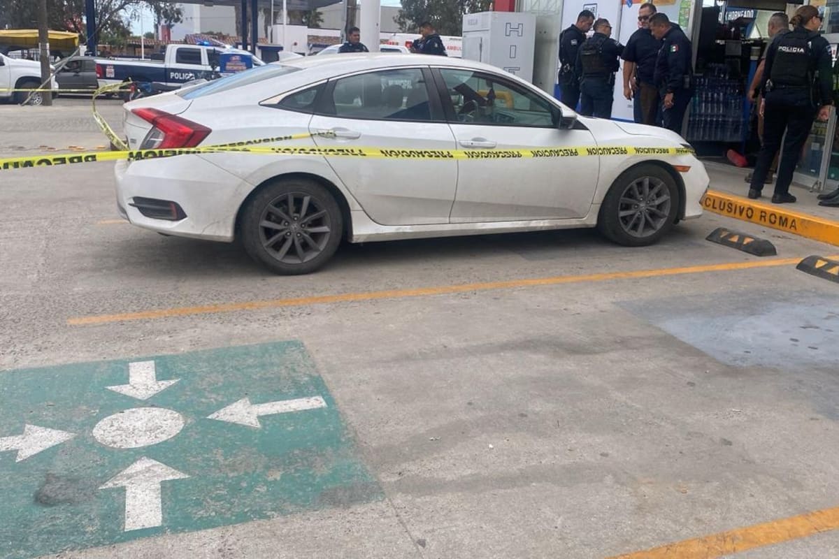 Asesinan a hombre en estacionamiento de farmacia