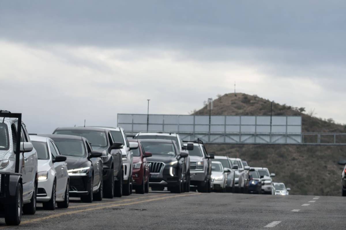 Largas filas y esperas de hasta cuatro horas marcan el regreso de paisanos por las garitas de Nogales