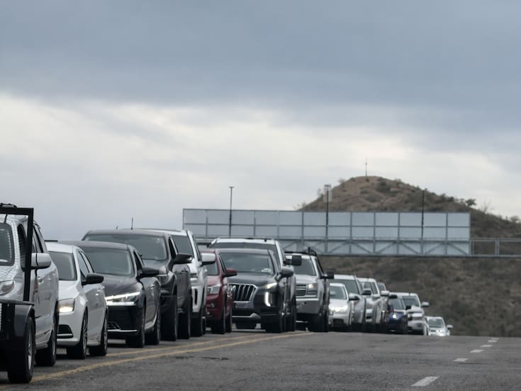 Largas filas y esperas de hasta cuatro horas marcan el regreso de paisanos por las garitas de Nogales