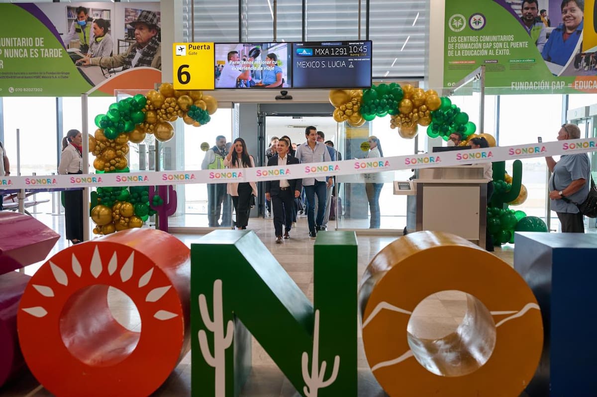 El gobernador Alfonso Durazo encabezó la llegada del primer vuelo de Mexicana procedente del AIFA a Hermosillo.