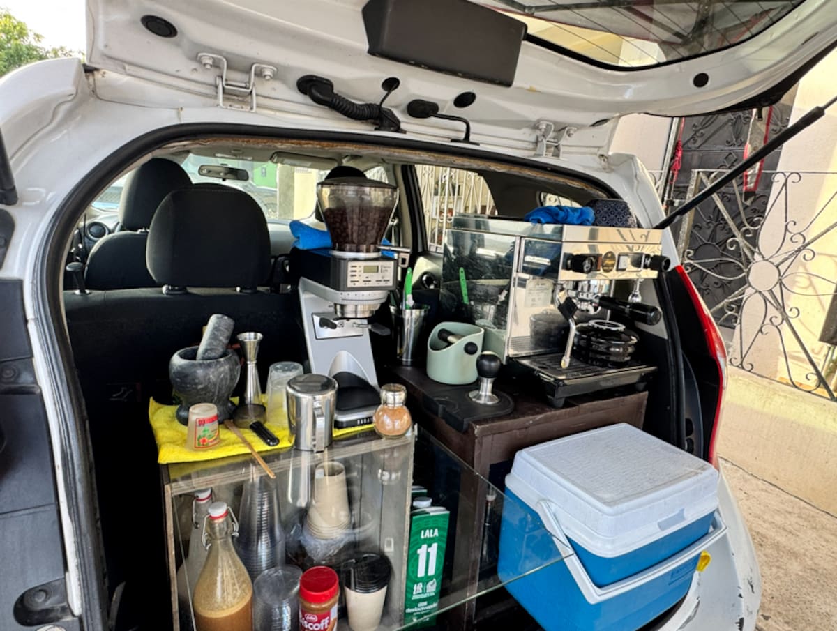 Espresso Bendito es una barra instalada en un automóvil que opera los fines de semana en Lomas del Porvenir, combinando el empleo principal de su fundador con su pasión por el café. Foto: Carlos Cruz